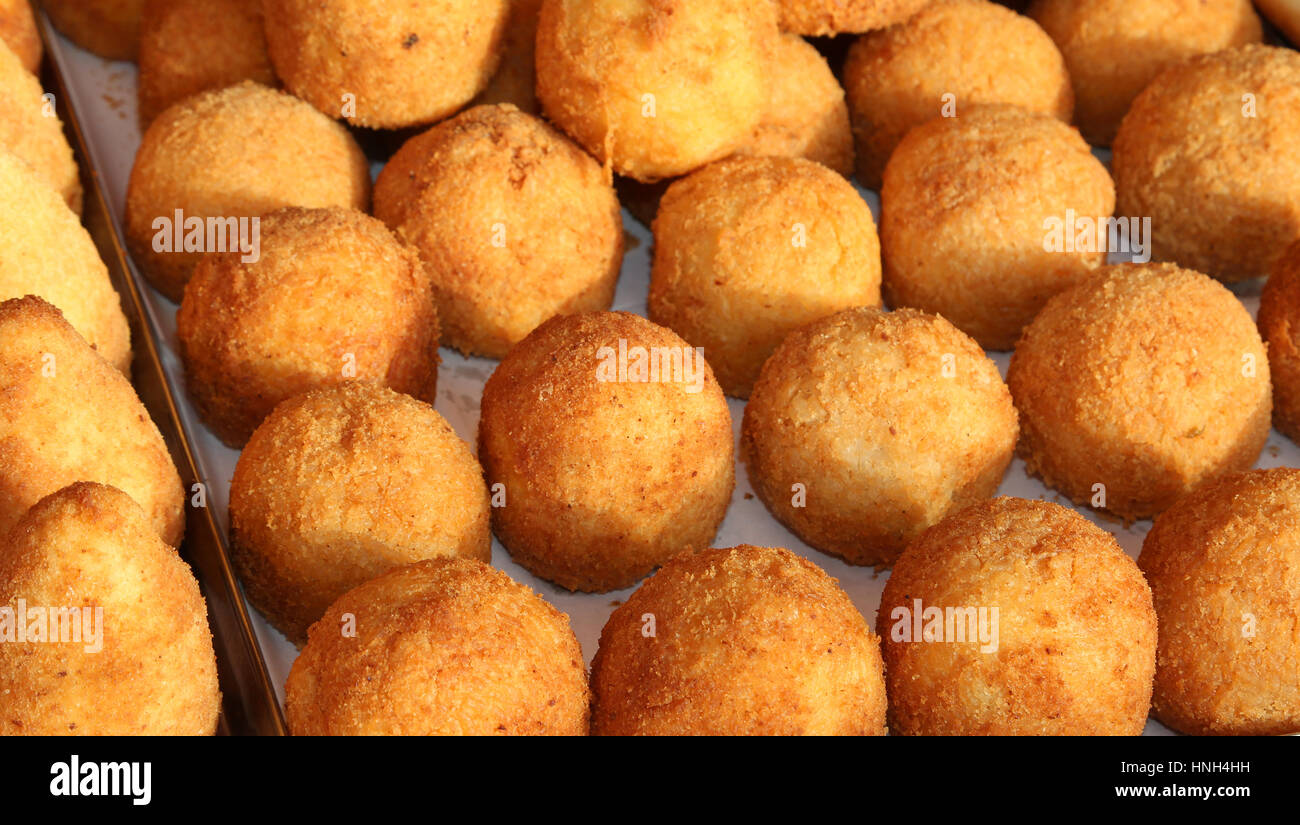 Boules de riz délicieux faits avec du riz frit. plat typique de la cuisine méditerranéenne appelé Arancini Banque D'Images