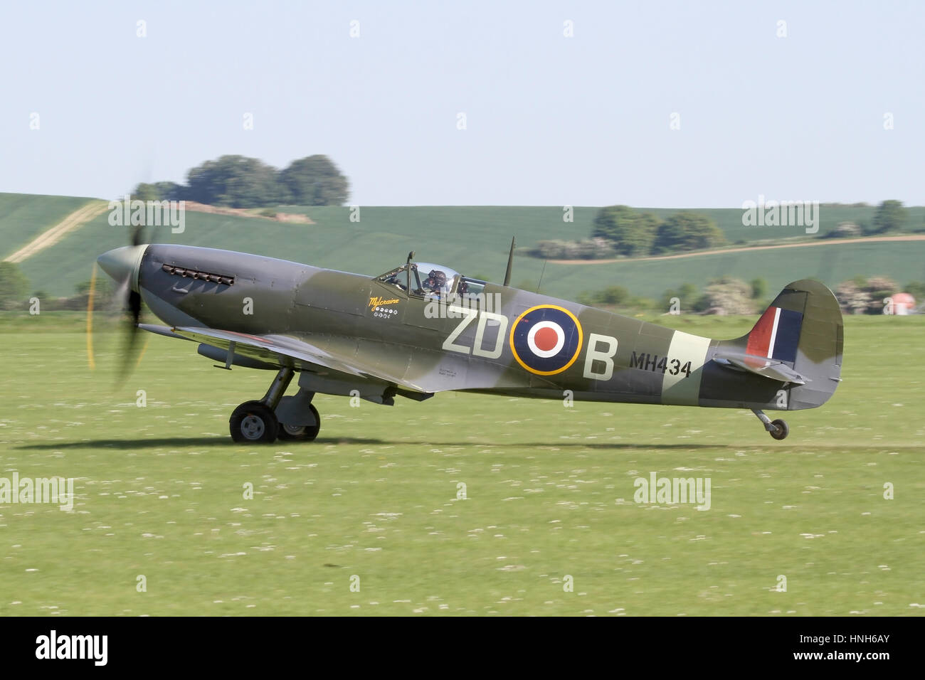 La vieille machine volante Spitfire IX, entreprises MH434 Rolling out après l'atterrissage à un show de Duxford. Banque D'Images