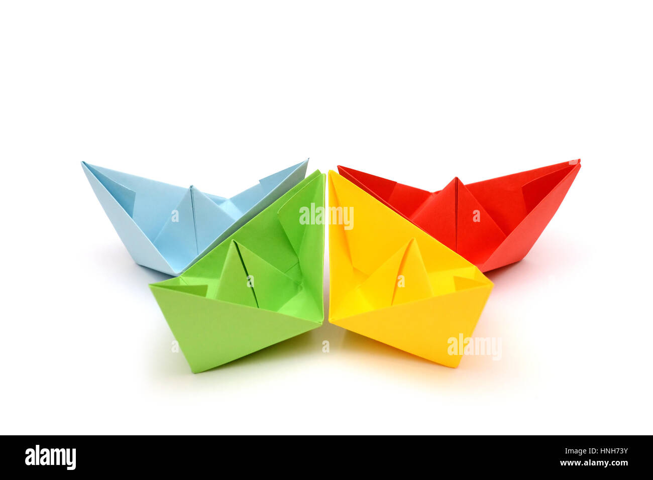 Les navires l'origami. Bateaux en papier. Les figures en couleurs. Origami Transport Banque D'Images