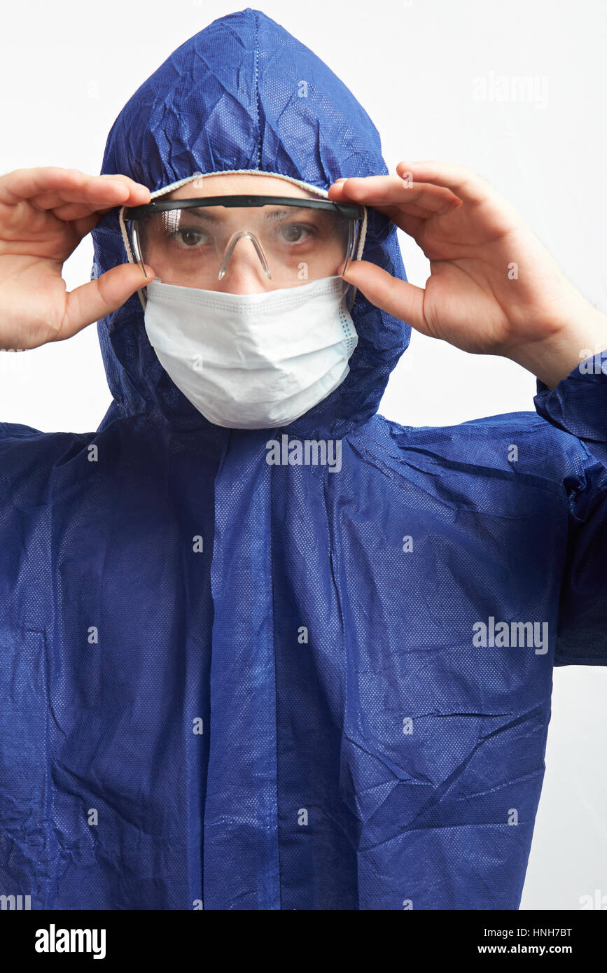 Travailleur dans l'uniforme bleu et lunettes isolated on white Banque D'Images