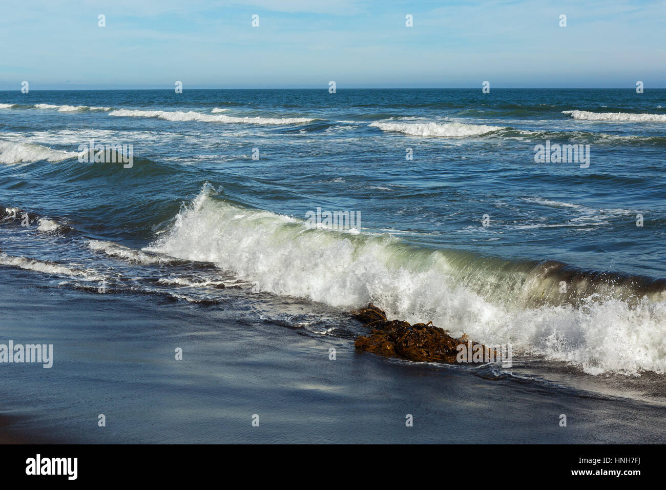Khalaktyrsky avec plage de sable noir. Lavage de l'océan pacifique de la péninsule du Kamtchatka. Banque D'Images