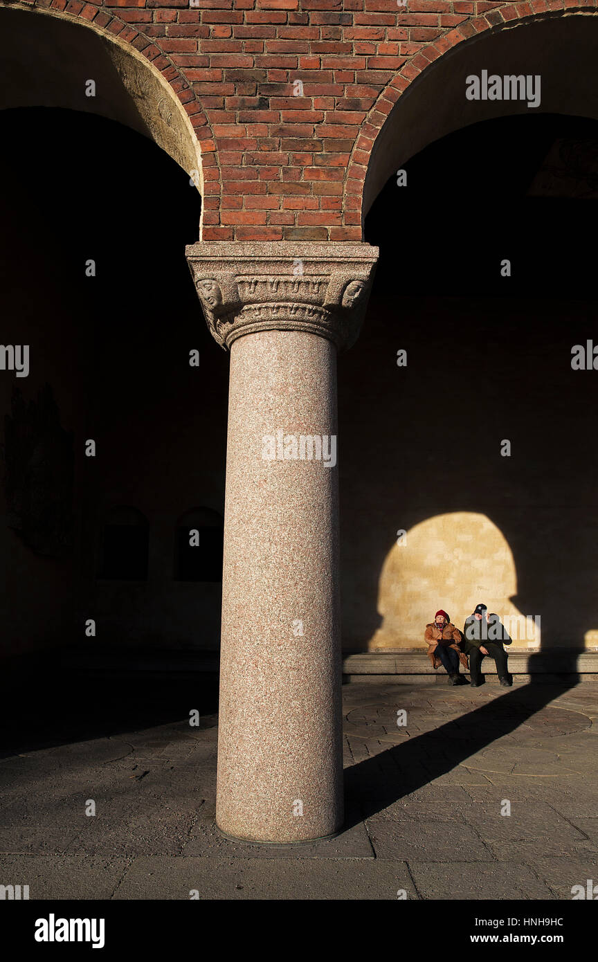 Couple assis au soleil, à l'Hôtel de Ville de Stockholm. Banque D'Images