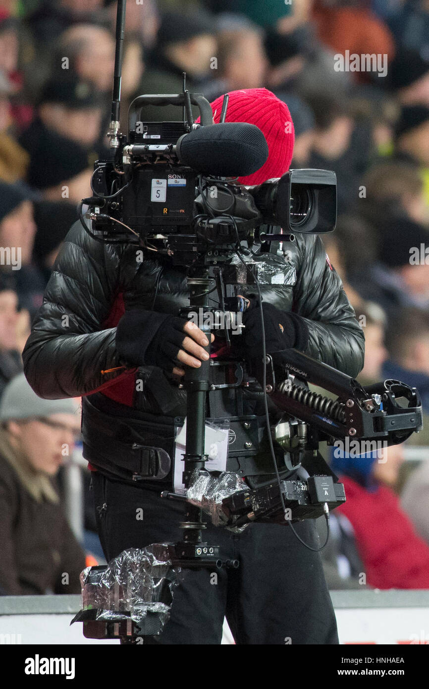 Un caméraman de télévision utilise un steadycam à un événement sportif. Banque D'Images