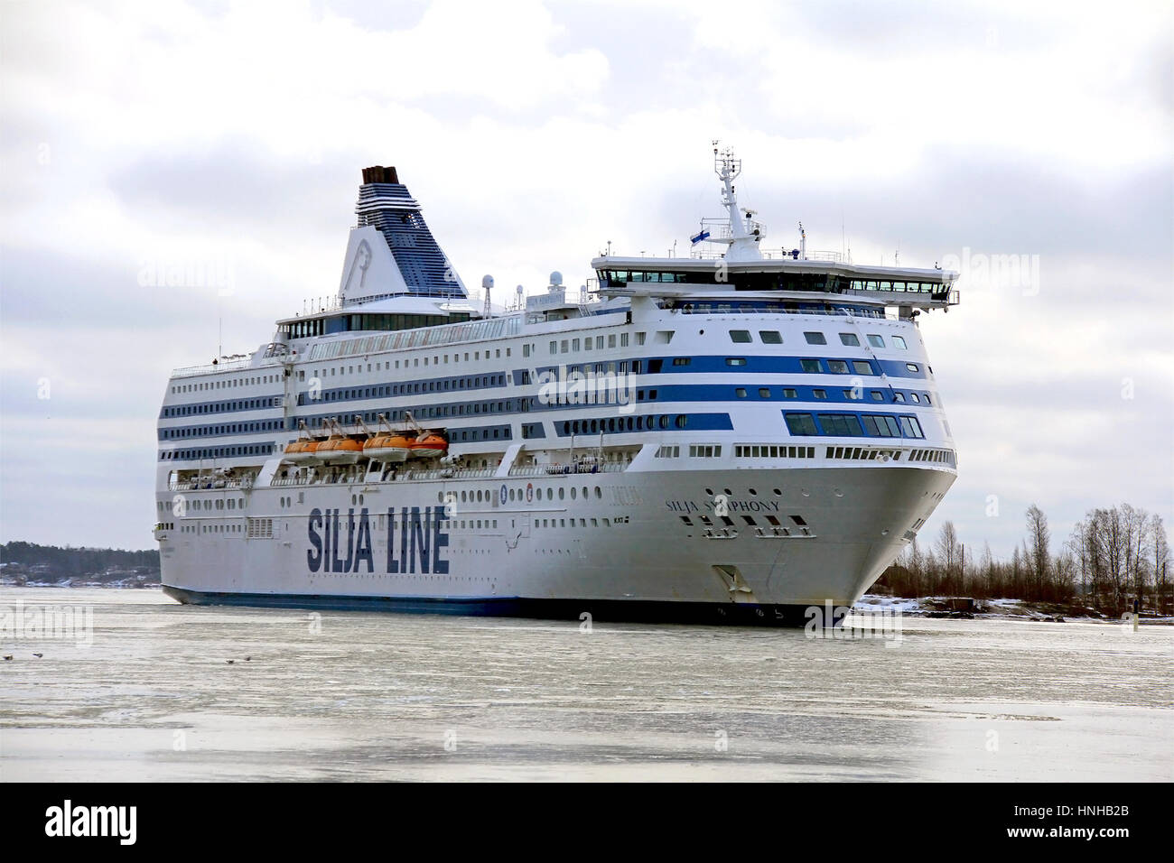 HELSINKI, FINLANDE - le 25 janvier 2017 : Silja Symphony cruise ferry arrive au port du Sud, Helsinki sur un matin d'hiver de janvier. Silja Line est un Finlandais Banque D'Images