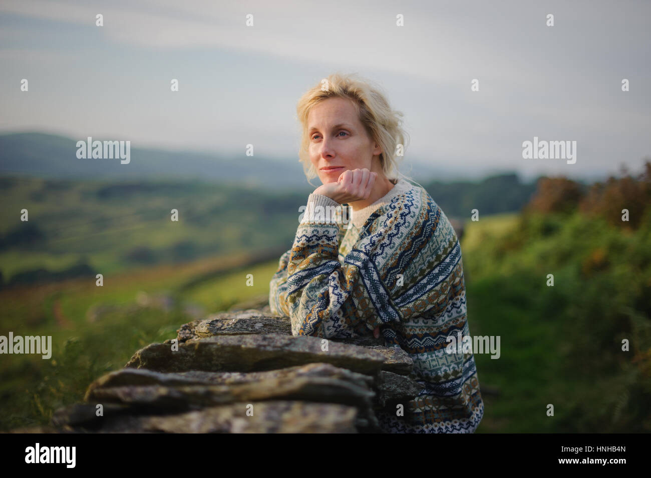 Femme à la campagne Banque D'Images