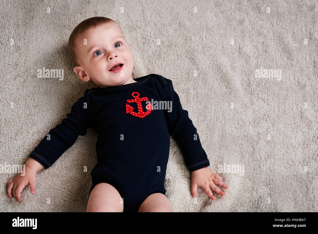 Cute caucasian baby boy portant un costume marin Banque D'Images