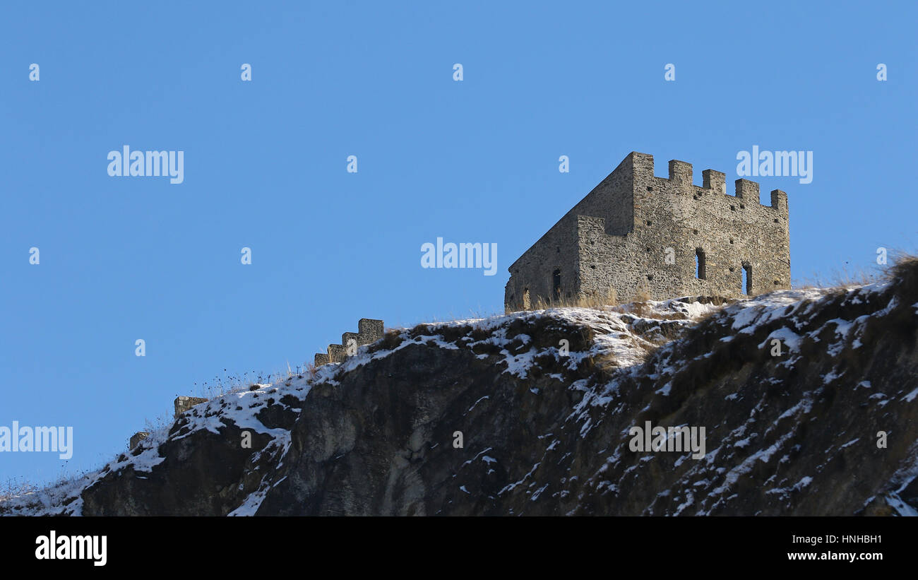 Ruines médiévales du générique sur le bord d'une falaise dans la neige de l'hiver contre un ciel bleu Banque D'Images