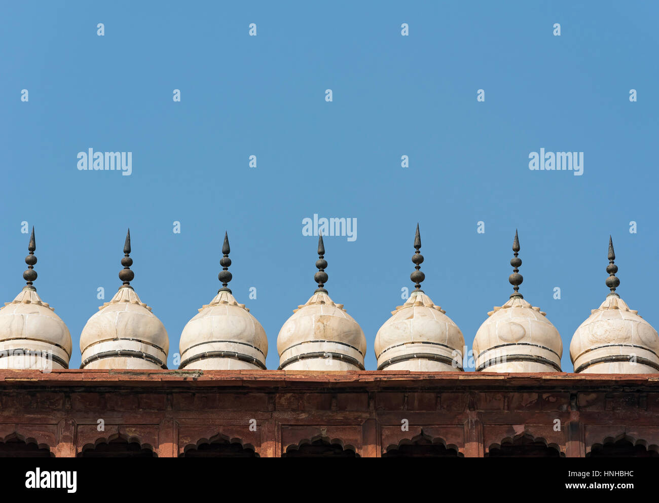 Rangée de petits dômes au sommet de la porte d'entrée au Taj Mahal, Agra, Inde Banque D'Images