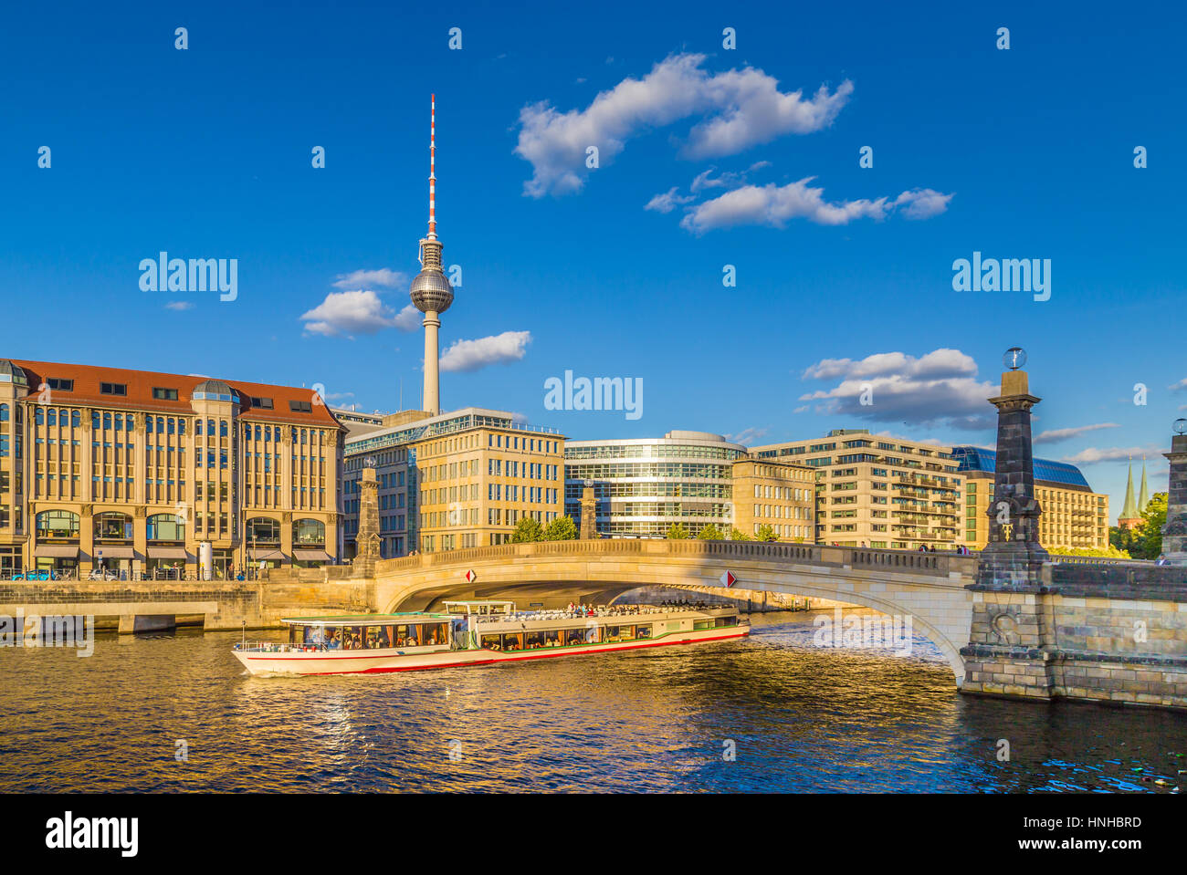 Célèbre tour de télévision de Berlin et des bâtiments historiques à l'île des Musées Friedrichsbruecke avec passage en bateau sur la rivière Spree au coucher du soleil, Berlin, Allemagne Banque D'Images