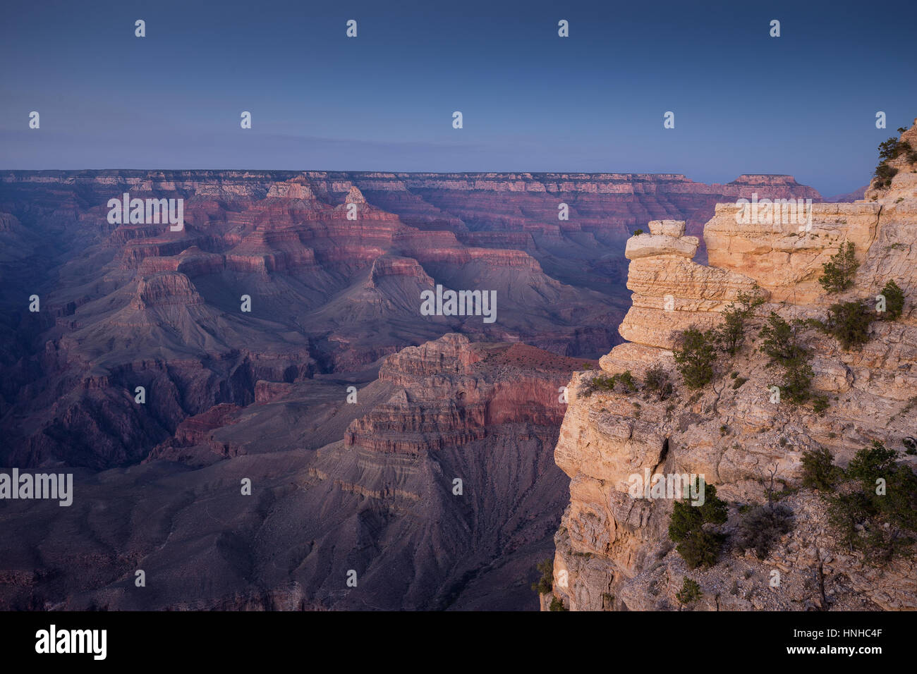 Scenic vue aérienne du célèbre Grand Canyon, souvent considéré comme une des sept merveilles naturelles du monde, dans le magnifique coucher de soleil au crépuscule crépuscule post Banque D'Images