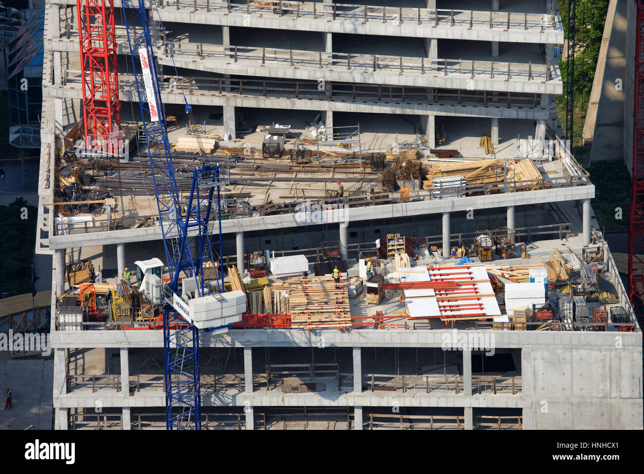 Pologne, Varsovie, Zlota 44 gratte-ciel résidentiel de luxe, un immeuble en construction Banque D'Images