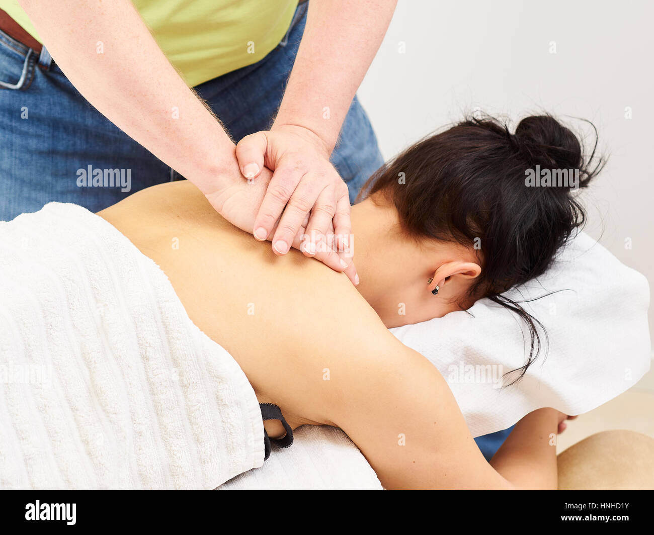 Massage, masseur professionnel et une femme customer Banque D'Images
