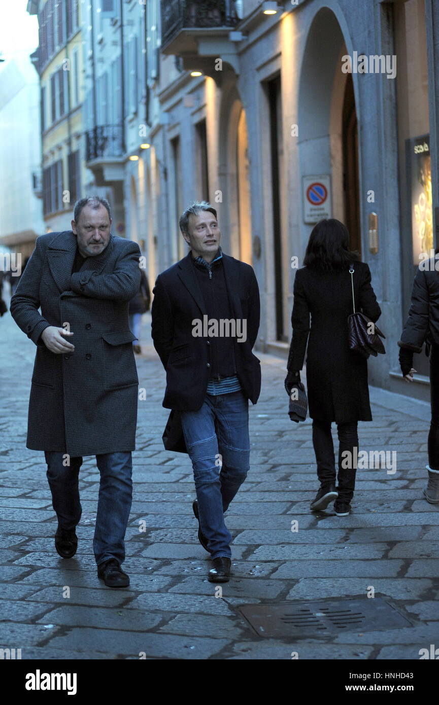 Mads Mikkelsen, accompagné d'un garde du corps, rend visite aux joailliers Chopard tout en faisant du shopping à Milan, Italie. Avec : Mads Mikkelsen Où : Milan, Lombardie, Italie Quand : 13 Jan 2017 Credit : IPA/WENN.com **Uniquement disponible pour publication au Royaume-Uni, USA, Allemagne, Autriche, Suisse** Banque D'Images