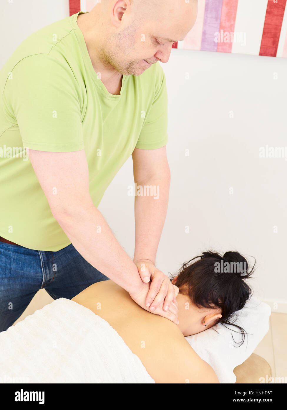 Massage, masseur professionnel et une femme customer Banque D'Images