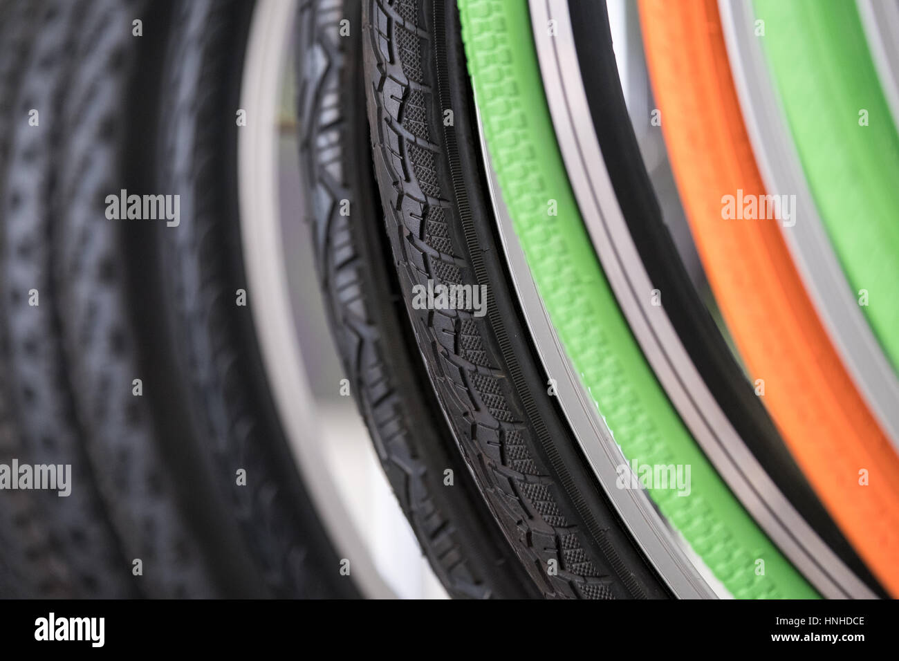 Des pneus de bicyclettes de différents protecteurs Banque D'Images