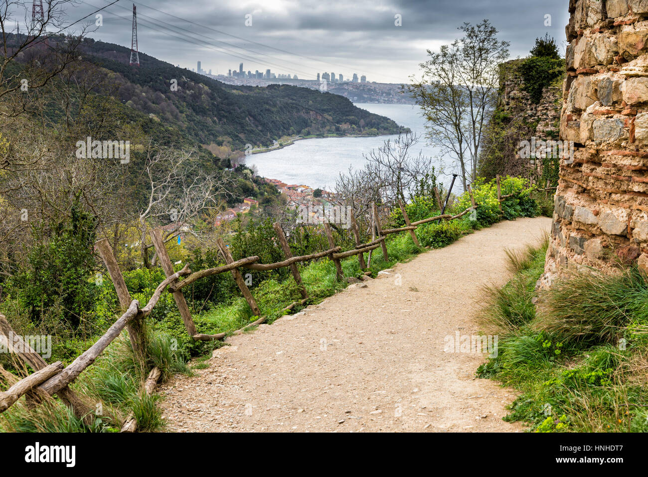 Vue sur le Bosphore d'Istanbul à travers le chemin près de ruines de Yoros Castle qui est un château en ruines byzantines à Istanbul, Turquie Banque D'Images