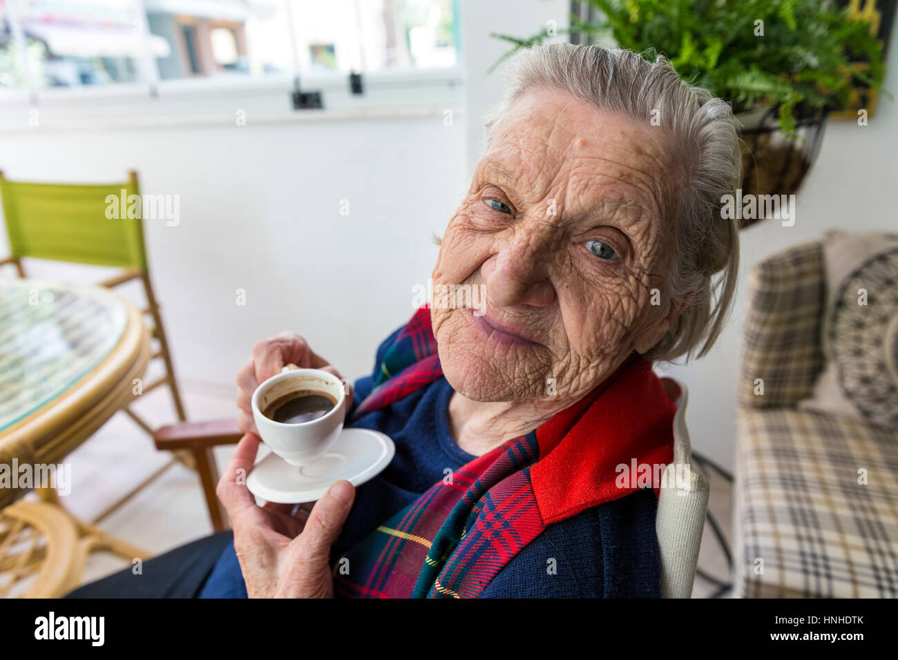 La haute vieille femme turque souriant pour l'appareil photo et de boire le café turc Banque D'Images