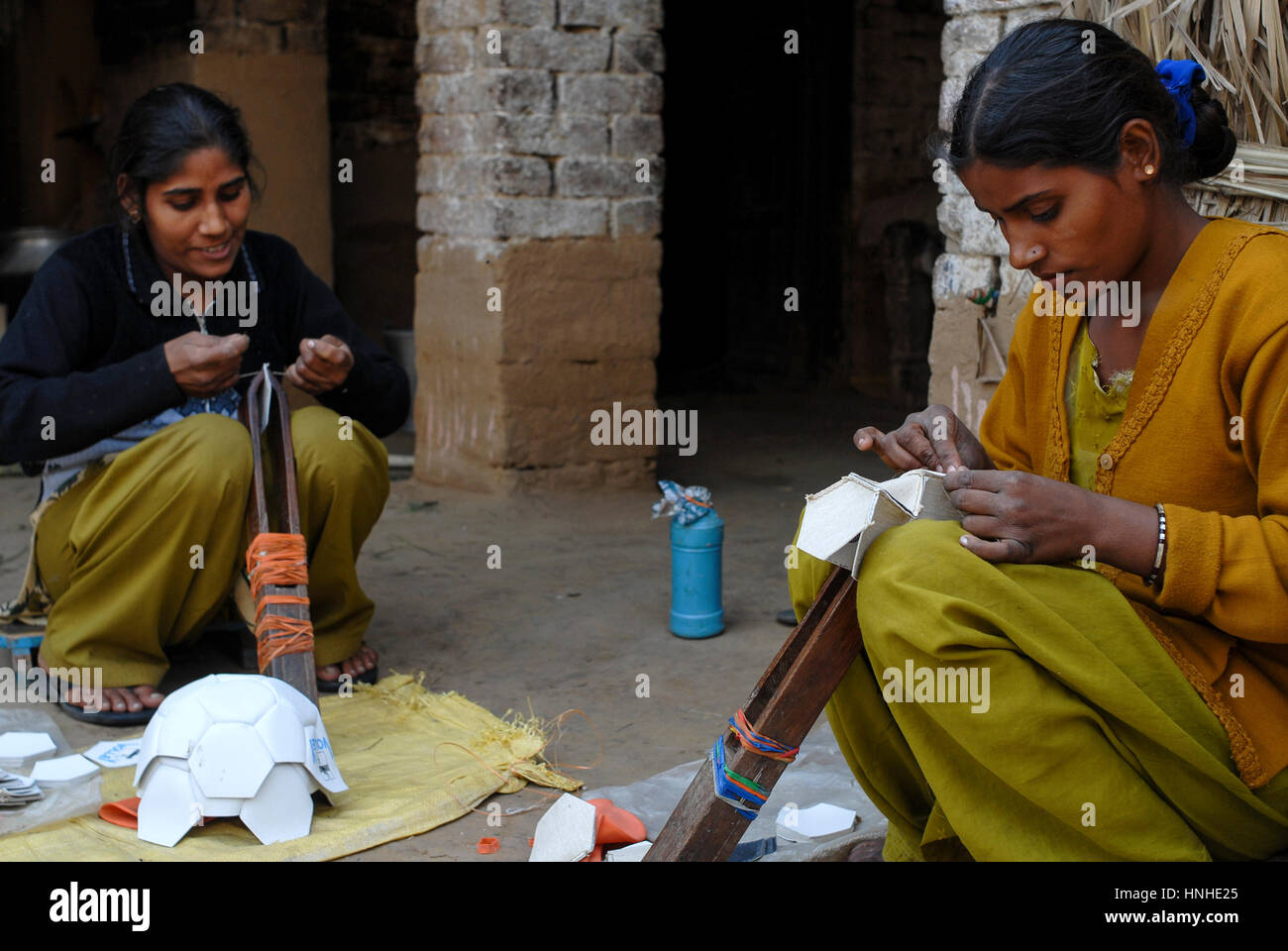 L'Uttar Pradesh en Inde, New Delhi , village artisanal, Kurali, les femmes dalits football croix Banque D'Images