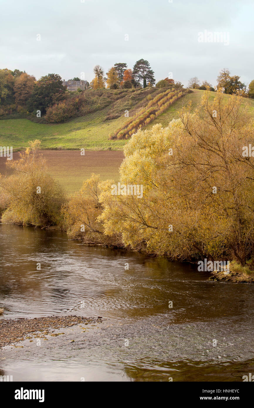 La rivière Wye. L'accord de Wye River traverse une riche vallée agricole fertile sur la frontière du pays de Galles et l'Angleterre. Il a été désigné comme secteur d'impayés Banque D'Images