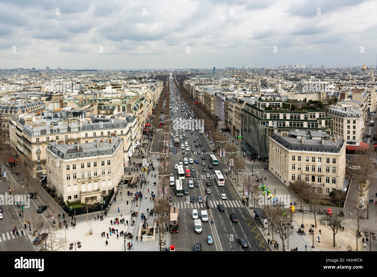 Vue aérienne de Paris avec des bâtiments de style haussmannien et les toits, de l'Arc de Triomphe. Paris, France. Banque D'Images