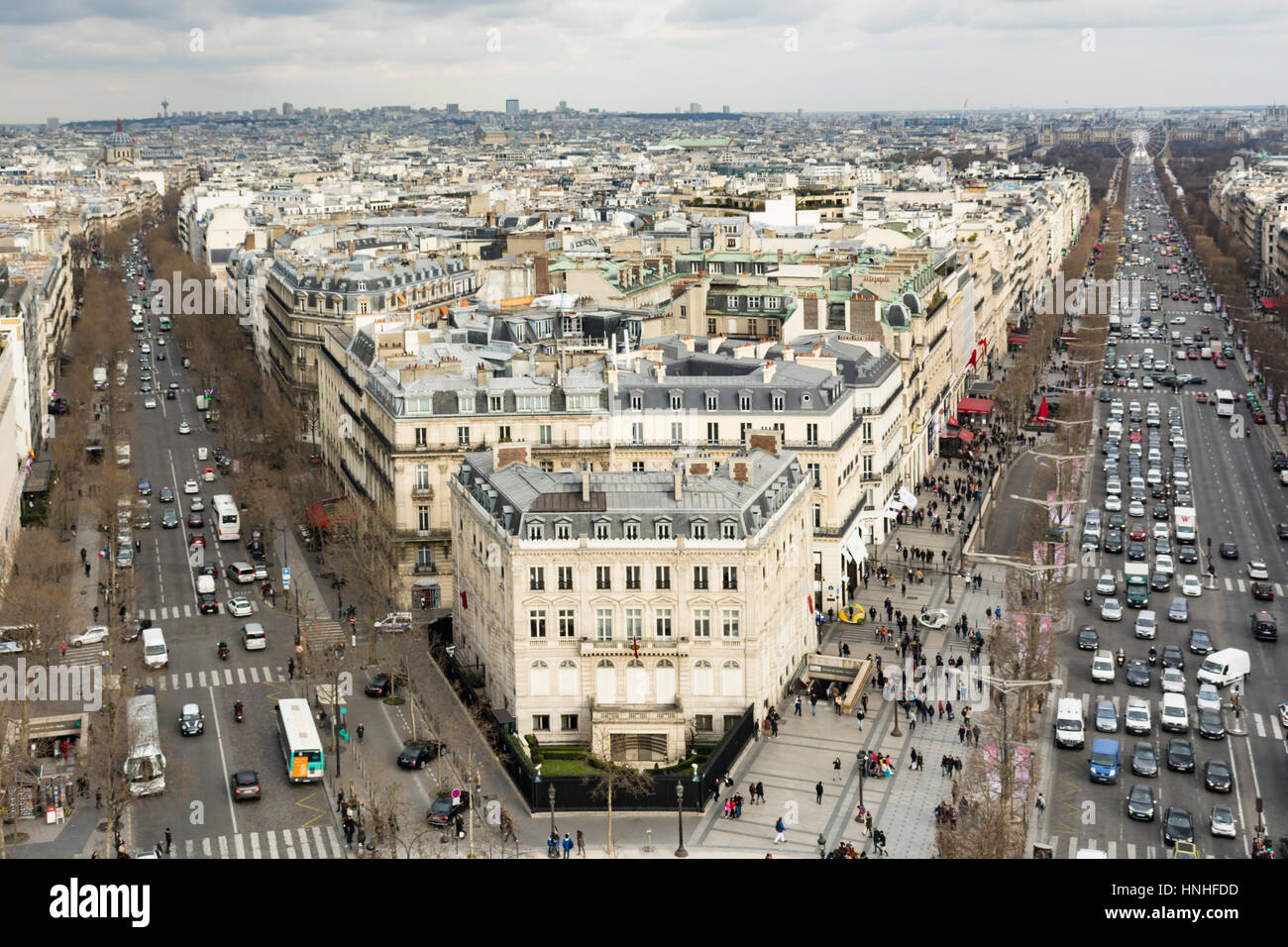 Vue aérienne de Paris avec des bâtiments de style haussmannien et les toits, de l'Arc de Triomphe. Paris, France. Banque D'Images
