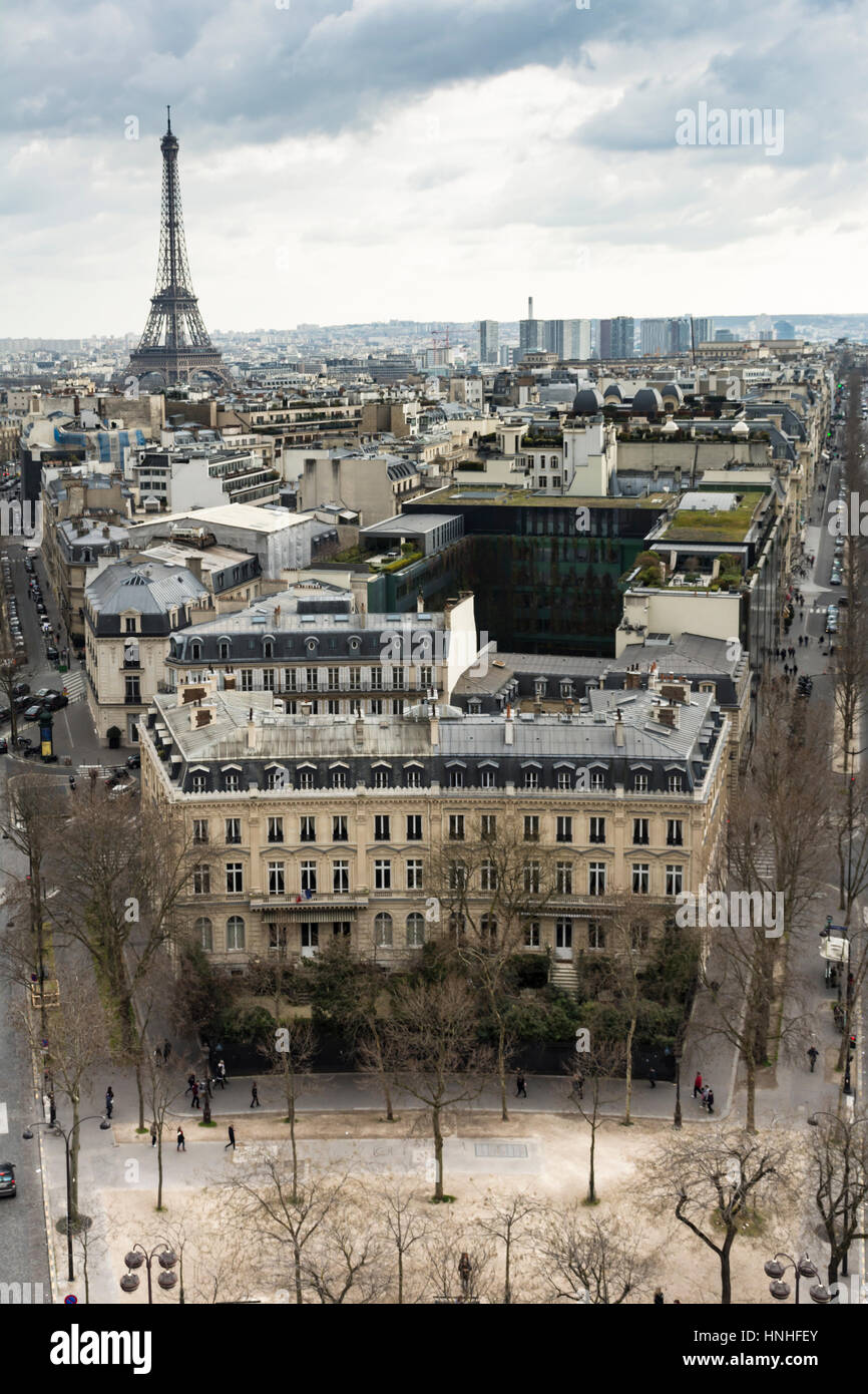 Vue aérienne de Paris avec la Tour Eiffel, et les toits des immeubles de style Haussmannien, sous un ciel dramatique. Paris, France. Banque D'Images