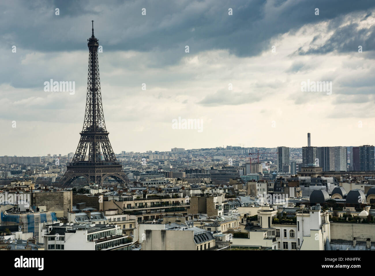 Vue aérienne de Paris avec la Tour Eiffel sous un ciel dramatique. Paris, France. Banque D'Images