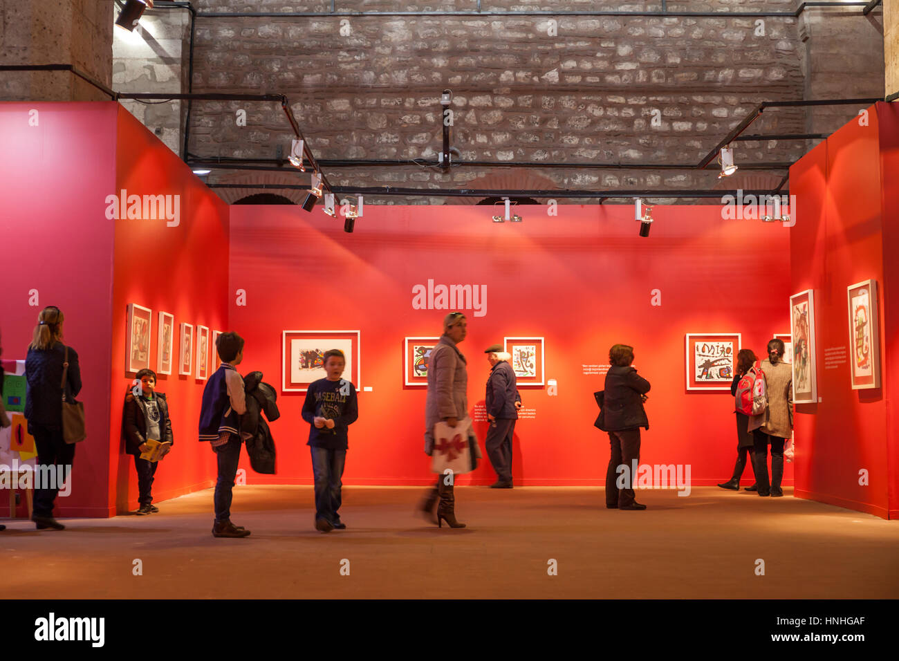 Istanbul, Turquie - le 29 octobre 2013 : Les visiteurs en-i Amire de Tophane, un hall d'exposition moderne, ex-fonderie de canons. Exposition Joan Miro. Banque D'Images