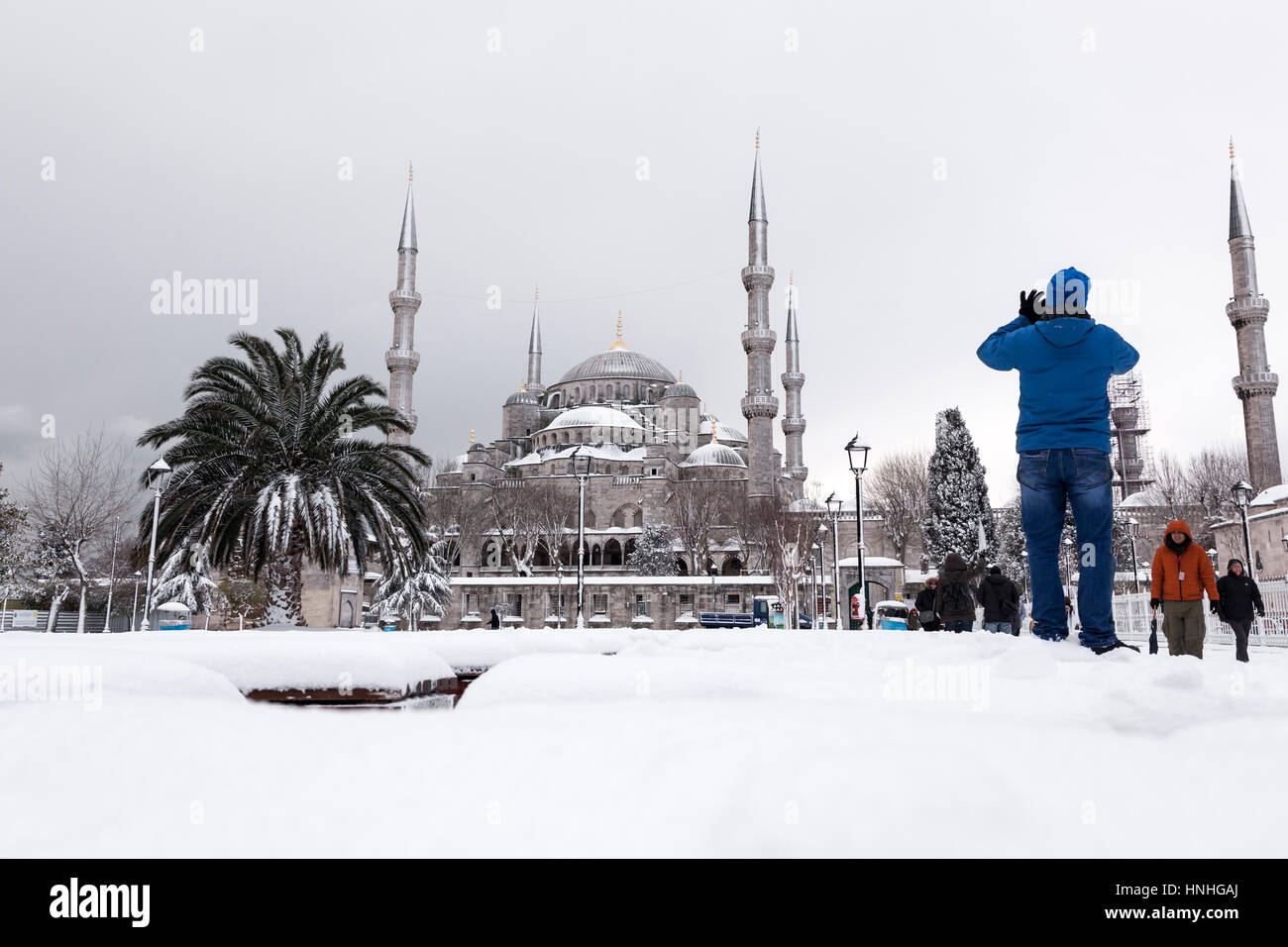 Istanbul, Turquie - 19 février 2015 : les touristes à la place du Sultan Ahmet en hiver Banque D'Images