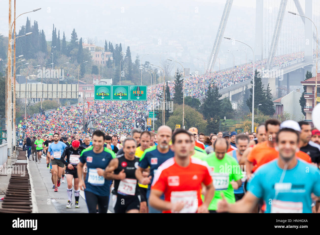 ISTANBUL, TURQUIE - 16 novembre : les concurrents traversent le pont du Bosphore qui relie les Européens et Asiatiques d'Istanbul au cours de la 34e édition du Marathon d'Eurasie, le 16 novembre 2014 à Istanbul, Turquie. ; Shutterstock ID 256987684 Banque D'Images ISTANBUL, TURQUIE - 16 novembre : les concurrents traversent le pont du Bosphore qui relie les Européens et Asiatiques d'Istanbul au cours de la 34e édition du Marathon d'Eurasie, le 16 novembre 2014 à Istanbul, Turquie. ; Shutterstock ID 256987684 Banque D'Images