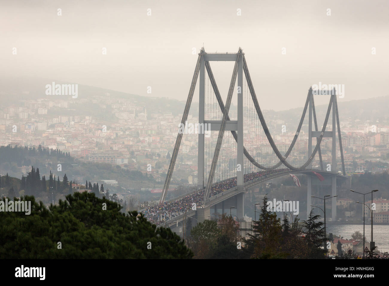 ISTANBUL, TURQUIE - 16 novembre : les concurrents traversent le pont du Bosphore qui relie les Européens et Asiatiques d'Istanbul au cours de la 34e édition du Marathon d'Eurasie, le 16 novembre 2014 à Istanbul, Turquie. ; Shutterstock ID 257283487 Banque D'Images ISTANBUL, TURQUIE - 16 novembre : les concurrents traversent le pont du Bosphore qui relie les Européens et Asiatiques d'Istanbul au cours de la 34e édition du Marathon d'Eurasie, le 16 novembre 2014 à Istanbul, Turquie. ; Shutterstock ID 257283487 Banque D'Images