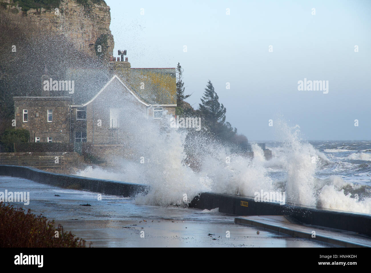 Benllech, Anglesey, au Royaume-Uni. Feb 13, 2017. L'état de la mer les inondations la route le 13 février 2017 à Red Wharf Bay en raison d'Anglesey de forts vents et marées Crédit : MARK LITTLE/Alamy Live News Banque D'Images