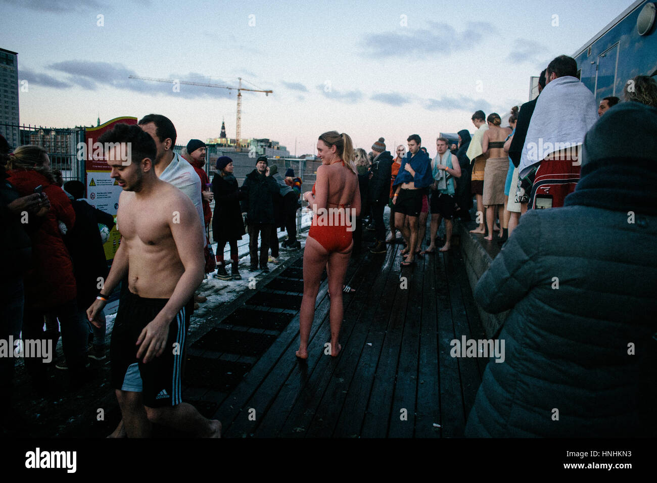 Danemark, Copenhague, 12 février 2017. La natation hivernale daredevils sauter la glace eaux de piscine du port de Copenhague dans le cadre de l'événement "Ilddåb" au cours de l'art danois et music festival Festival 2017 Gel à Copenhague. Dans l'obscurité de l'hiver les nageurs ont été encouragés à aller de l'eau par le feu la coul illumination canons il ciel et dans la foudre interactive- et à l'extérieur de la piscine du port. Gonzales : Crédit Photo/Alamy Live News Banque D'Images