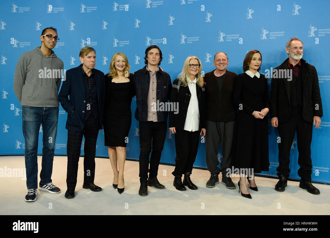 Berlin, Allemagne. Feb 13, 2017. Kurban Kassam (L-R, producteur), Timothy Spall (acteur), Patricia Clarkson (actrice), Cillian Murphy (acteur), Sally Potter (directeur), Bruno Ganz (acteur), Kristin Scott Thomas (acteur) et Christopher Sheppard (producteur) au cours de la photo d'appel le film "du parti" au 67e festival international du film de Berlin, Allemagne, 13 février 2017. La production britannique est entrée dans la compétition. Photo : Rainer Jensen/dpa/Alamy Live News Banque D'Images