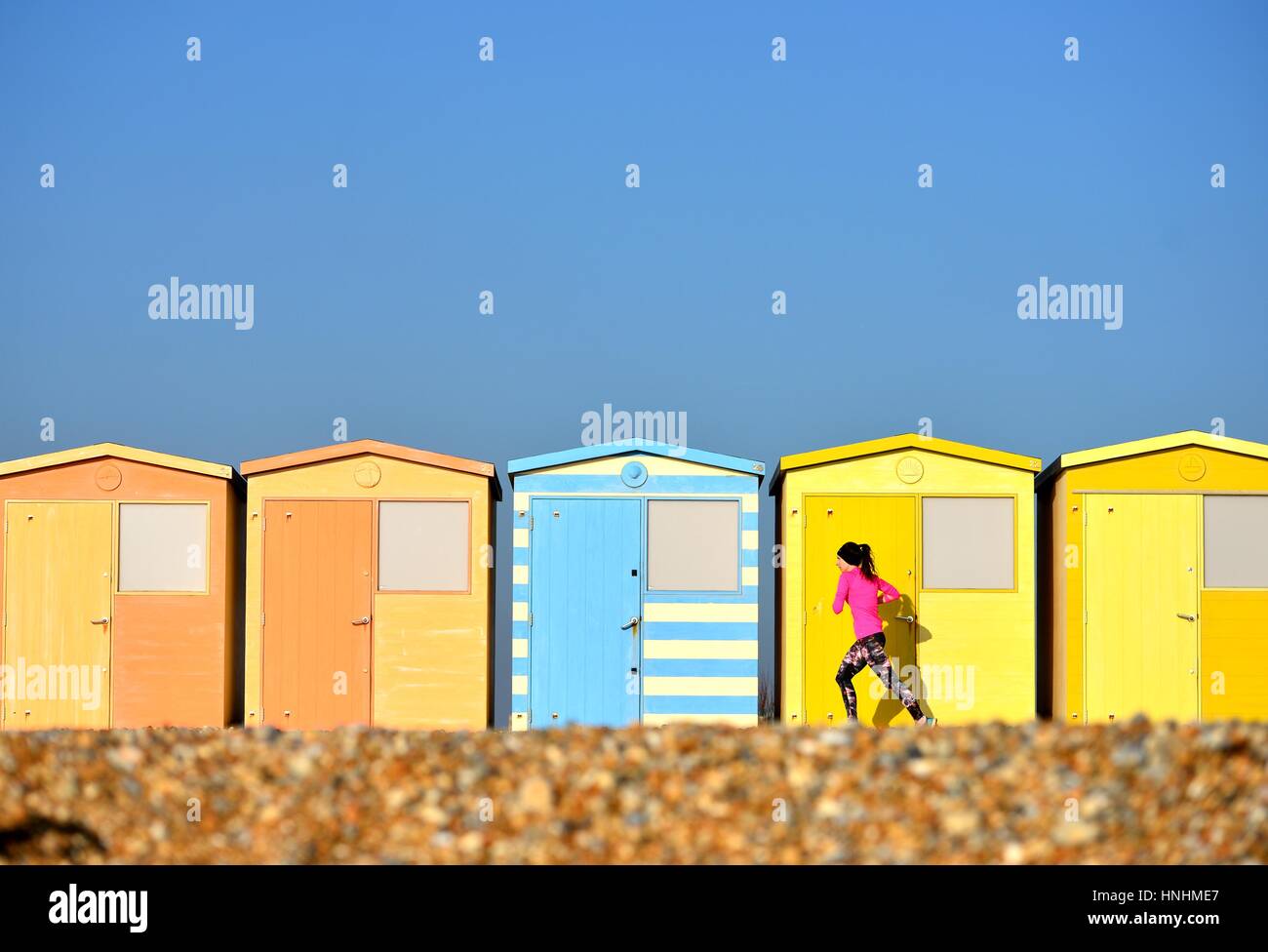 Ingelmunster, East Sussex, UK. Feb 13, 2017. Météo britannique. Jogger bénéficiant d'une station run dans le soleil du soir après une belle journée ensoleillée dans le Sussex Crédit : Peter Cripps/Alamy Live News Banque D'Images