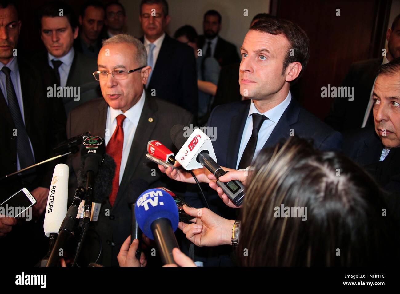 L'Algérie, Alger. Feb 13, 2017. Le ministre des Affaires étrangères algérien Ramtane Lamamra (L) avec Emmanuel Macron fondateur du mouvement politique 'en marche !' (R) et candidat à l'élection présidentielle de 2017 lors d'une conférence de presse en Algérie, Alger, le 13 février 2017. Credit : imagespic/Alamy Live News Banque D'Images