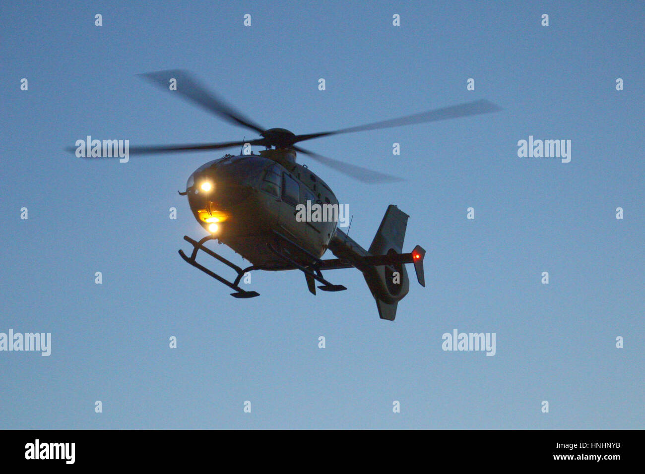 Morecambe, Lancashire, Royaume-Uni. Feb 13, 2017. North West Air Ambulance hélicoptère EC 135 décolle de la promenade à Morecambe après avoir répondu à un appel. Le patient n'a pas soulever par l'ambulance Crédit : David Billinge/Alamy Live News Banque D'Images