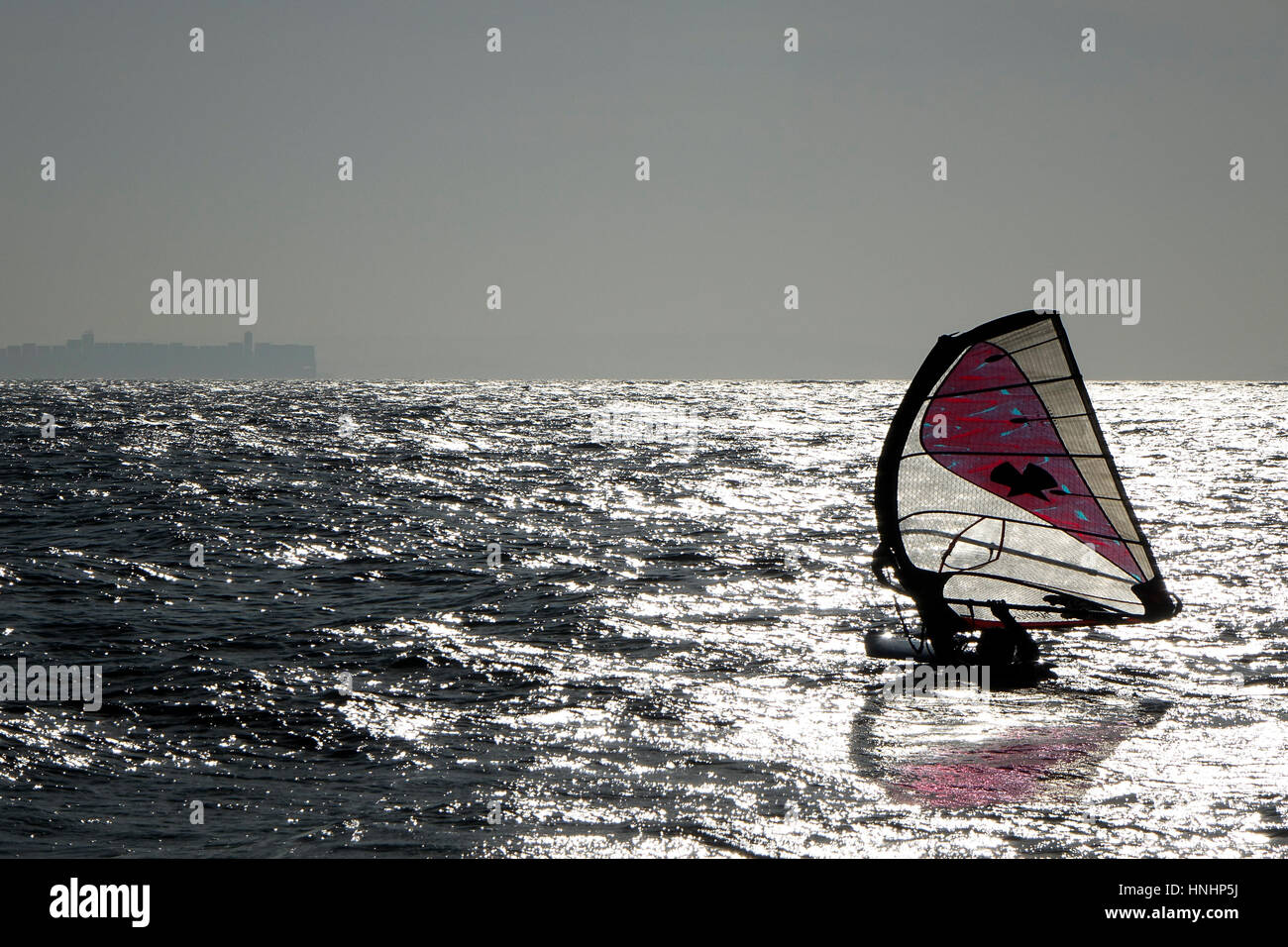 Beachlands, Hayling Island, Royaume-Uni. 13 février 2017. Météo britannique. Temps ensoleillé mais venteux ont prévalu tout au long de la journée sur la côte sud de l'Angleterre. Une planche en difficulté au large de Hayling Island dans le Hampshire. Credit : james jagger/Alamy Live News Banque D'Images