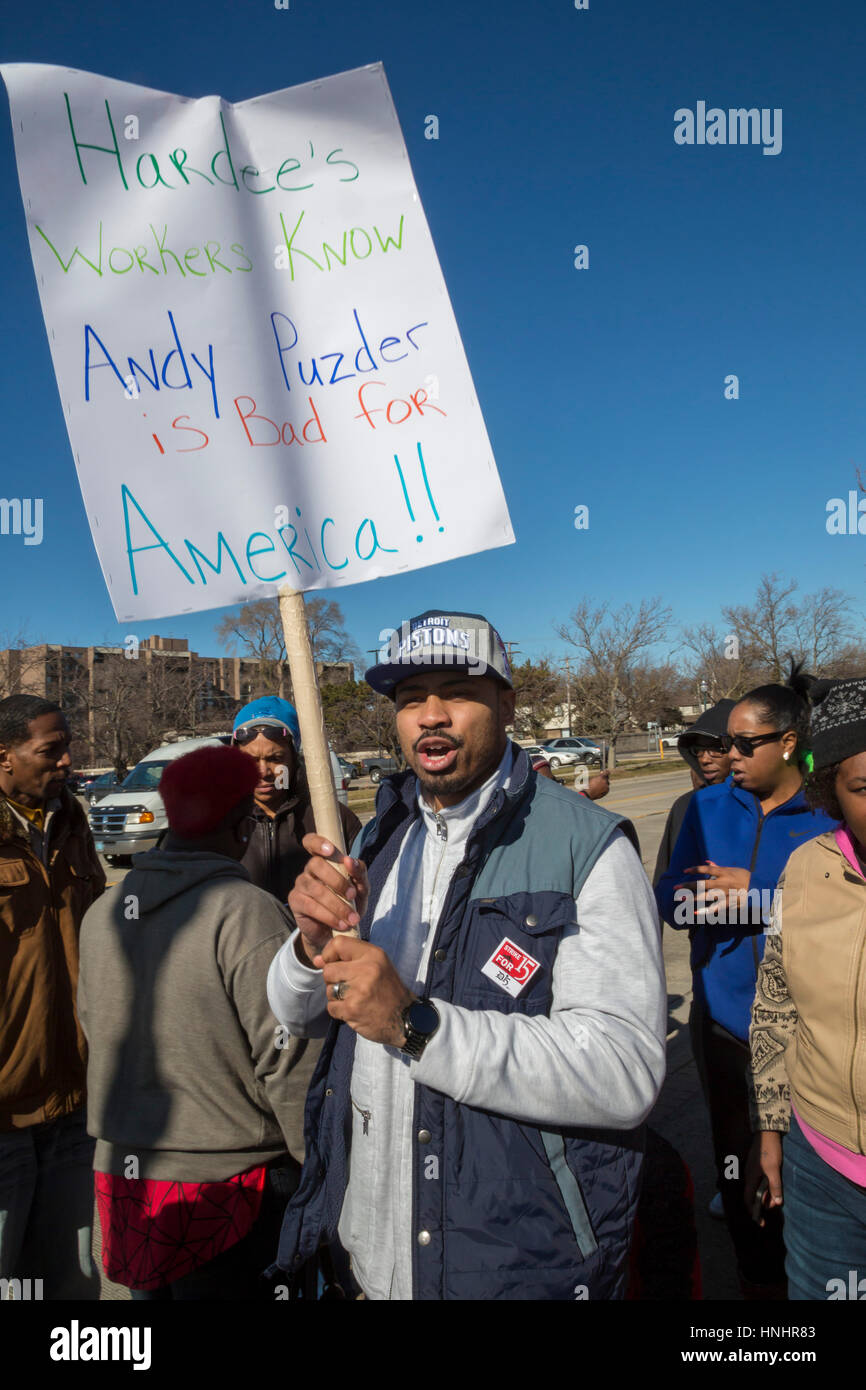 Hazel Park, Michigan, USA. Feb 13, 2017. Les travailleurs de la restauration rapide et leurs partisans un piquetage Hardee's restaurant pour protester contre le Président Trump's de Andrew Puzder comme secrétaire au Travail. Puzder est PDG de CKE Restaurants, qui est propriétaire de Hardee's et Carl's Jr. Il s'oppose à l'augmentation du salaire minimum. Crédit : Jim West/Alamy Live News Banque D'Images