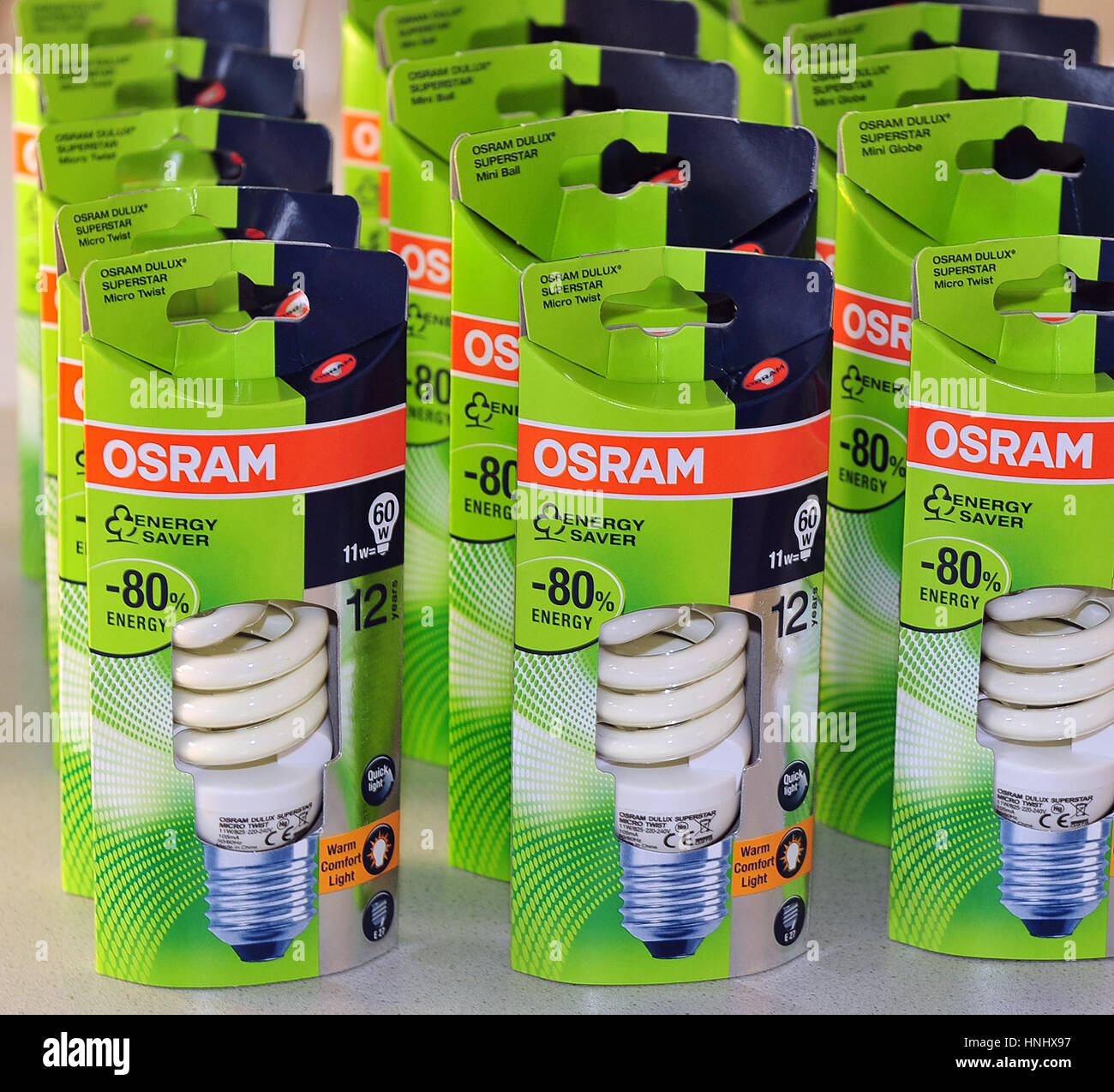 Dossier) une archive photo datée du 26 août 2009 montre des ampoules  électriques économiques par le fabricant Osram dans leur emballage  commercial. L'usine d'Augsbourg 3000 produit des ampoules à économie  d'énergie par