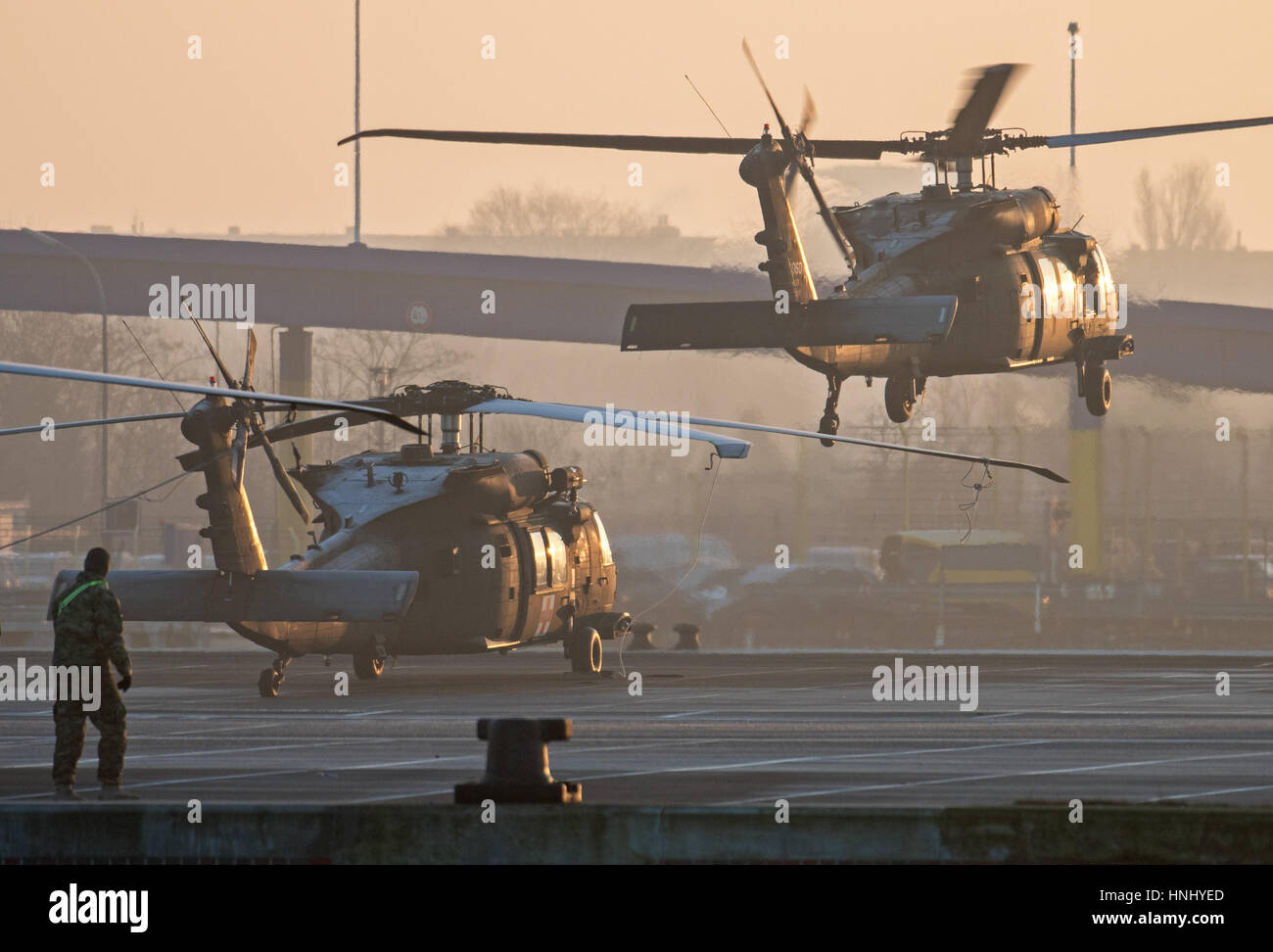 Berlin, Allemagne. 14Th Feb 2017. US 'Black Hawk' helicopters décoller pour l'opération 'Résoudre' Atlantique à partir d'un quai du port de Bremerhaven, Allemagne, 14 février 2017. L'armée américaine d'hélicoptères ont été déchargés à Bremerhaven, le 11 février 2017. Les hélicoptères de transport de taille moyenne sont parmi les équipements militaires qui est d'aider à renforcer le flanc oriental de l'OTAN lors de l'opération. La première destination est la base aérienne de la marine3 MFG Nordholz pour le ravitaillement. Photo : Ingo Wagner/dpa/Alamy Live News Banque D'Images