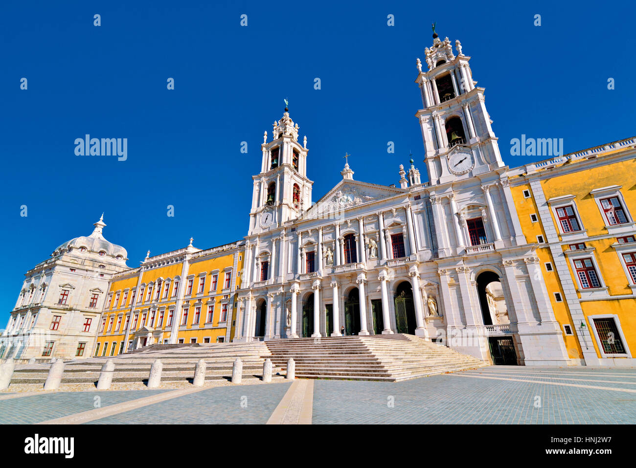 Portugal : vue avant du Palais National de Mafra Banque D'Images