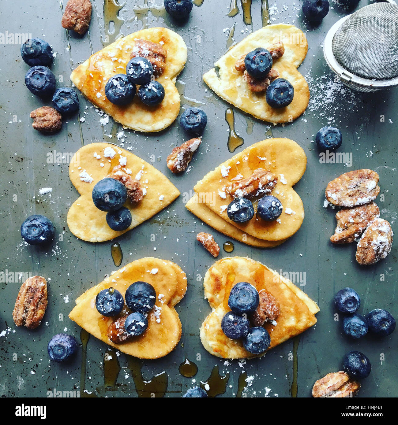 High angle view of heart shaped crêpes aux bleuets et les pistaches sur la table Banque D'Images