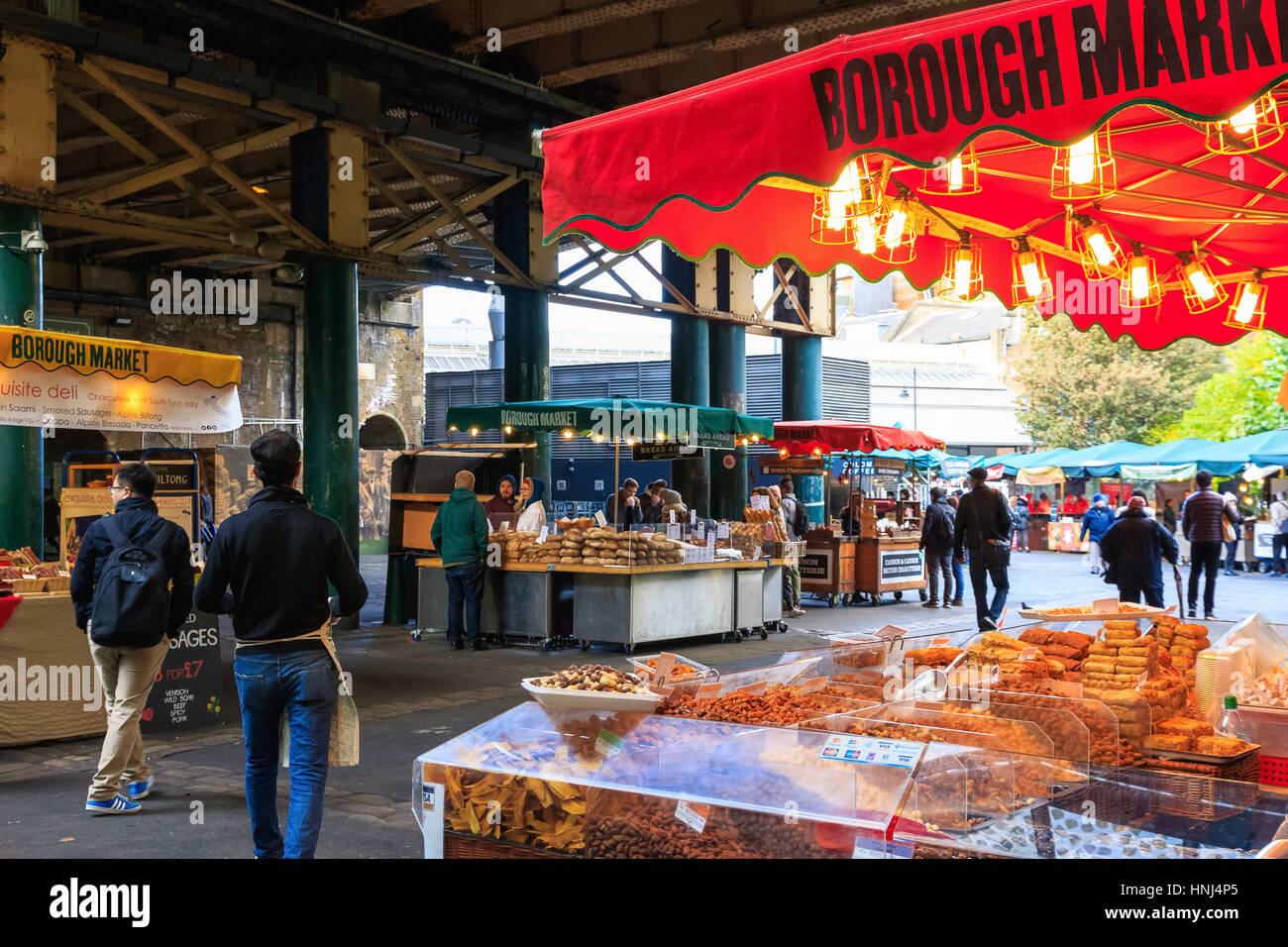 Londres, UK - 7 novembre 2016 - Les touristes et les stands de nourriture à Borough Market Banque D'Images