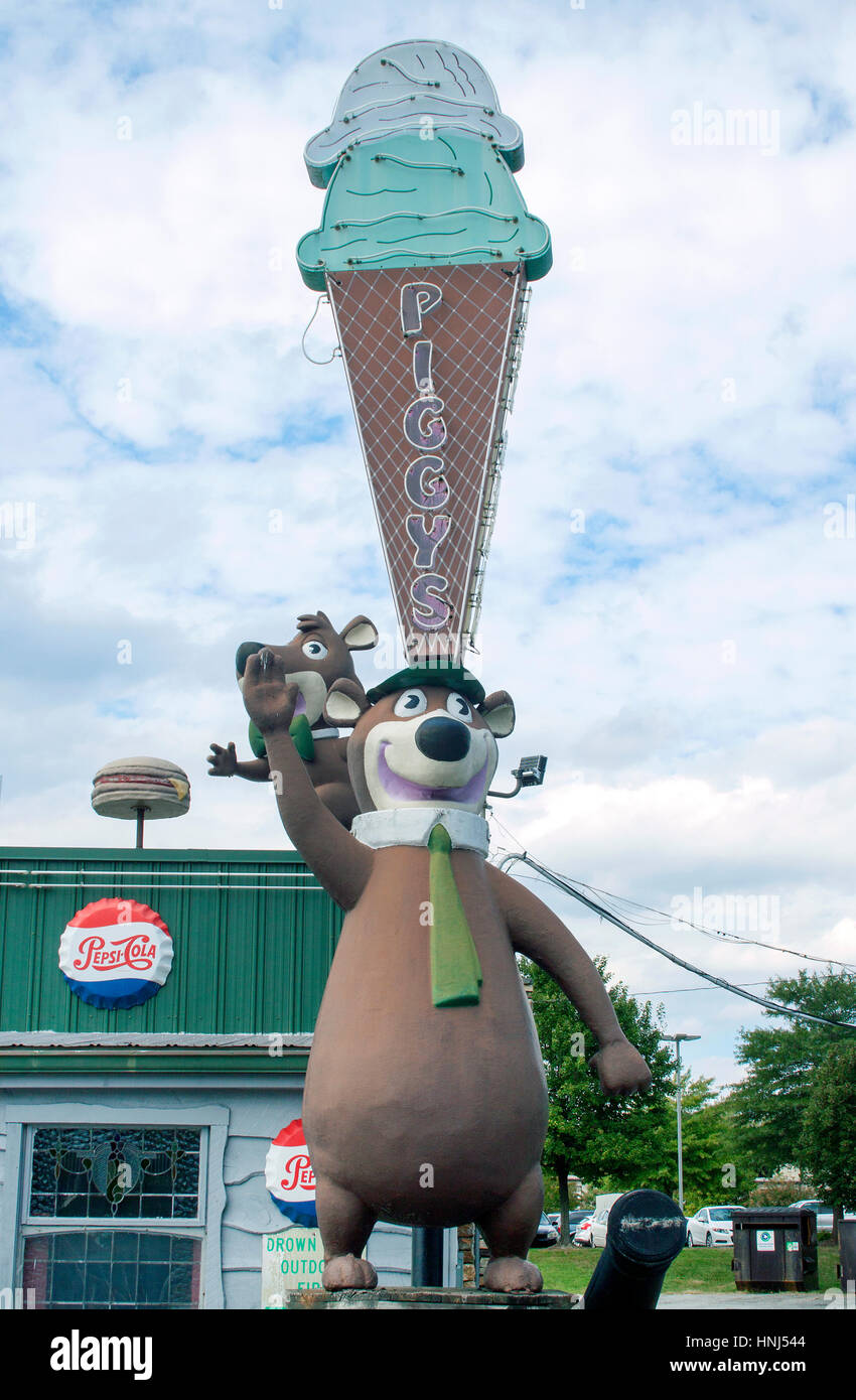 Harry’s Grill & Piggy’s Ice à Hendersonville, en Caroline du Nord, est un restaurant original en bord de route rempli de signes vintage, de statues et de charme américain nostalgique. Banque D'Images