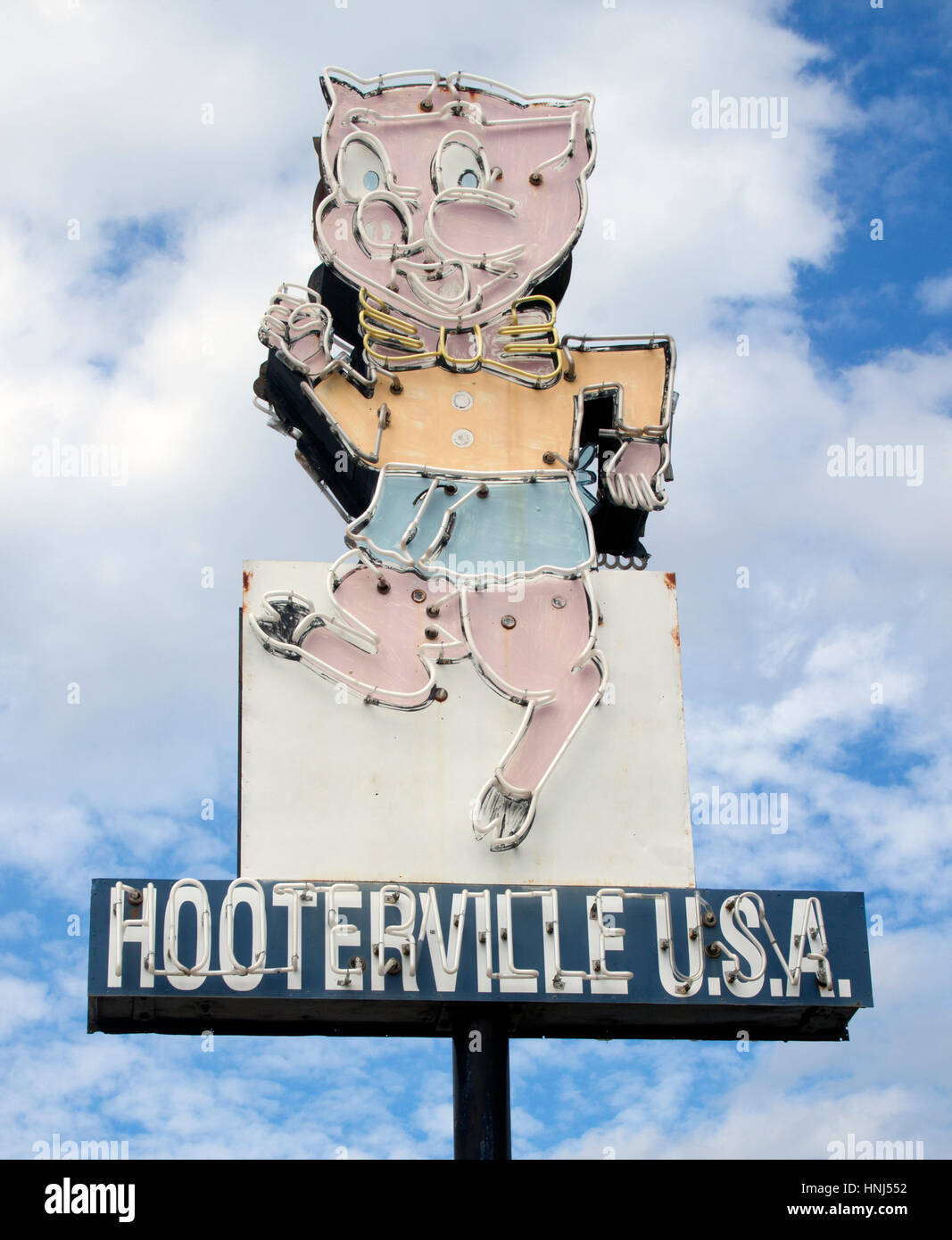 Harry’s Grill & Piggy’s Ice à Hendersonville, en Caroline du Nord, est un restaurant original en bord de route rempli de signes vintage, de statues et de charme américain nostalgique. Banque D'Images