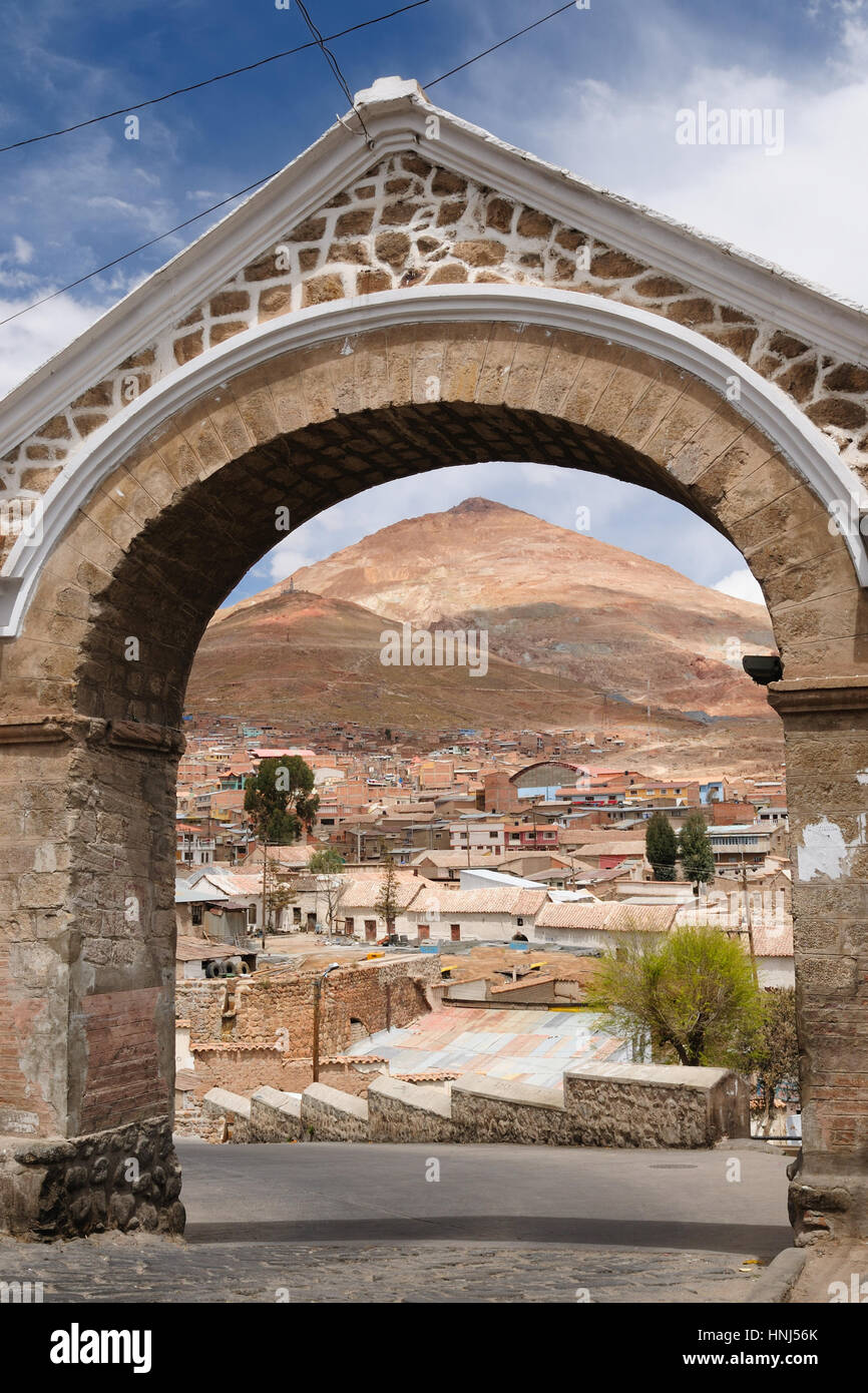 Potosi (UNESCO) en Bolivie - la ville la plus haute du monde (4070m). Potosi est définie dans le contexte d'une montagne de couleur ranbow - Cerro Rico. Cityscape Banque D'Images