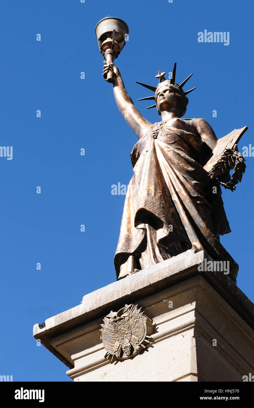 Potosi (UNESCO) en Bolivie - la ville la plus haute du monde (4070m). Potosi est définie dans le contexte d'une montagne de couleur ranbow - Cerro Rico. Cityscape Banque D'Images