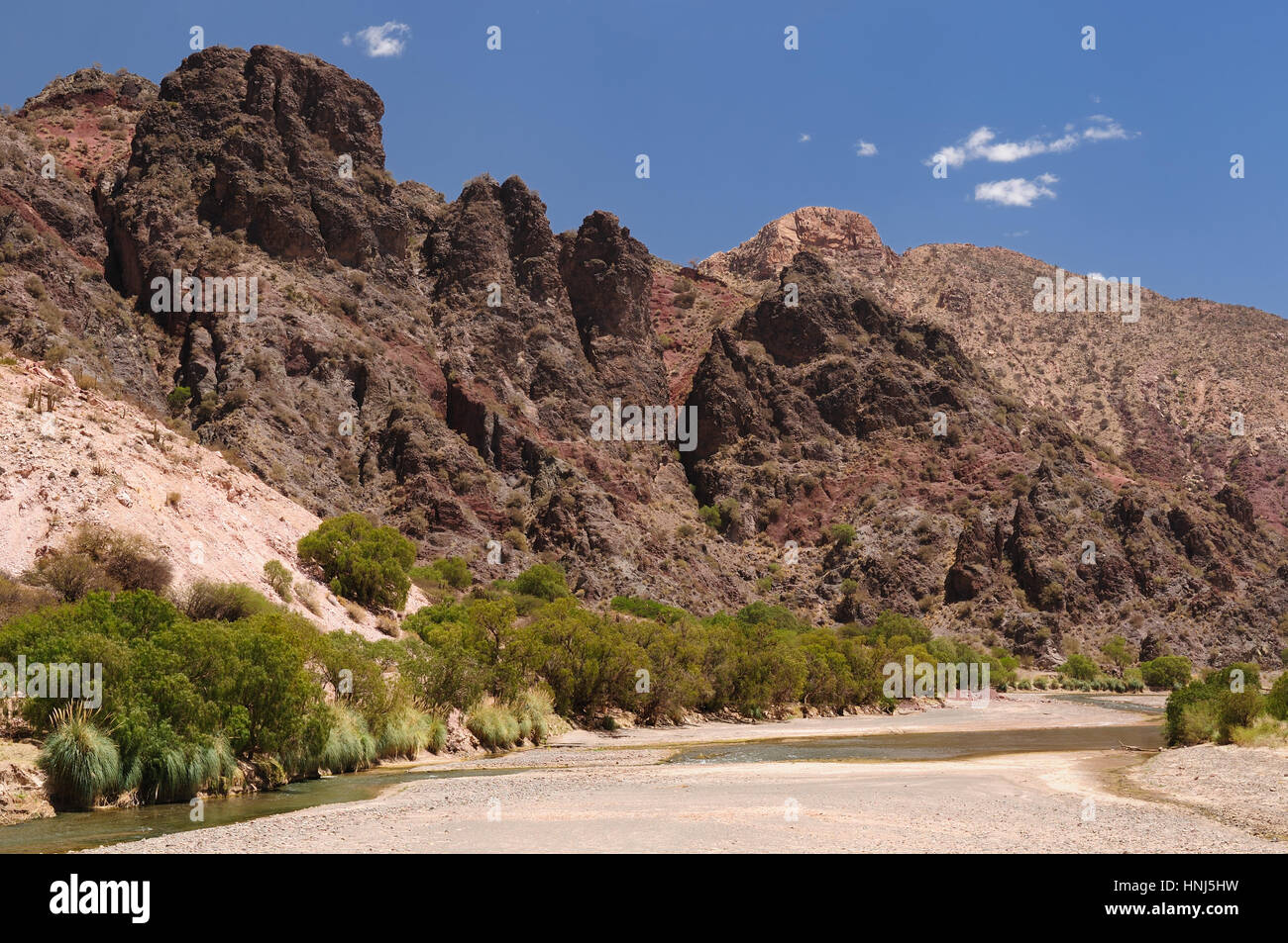 Bolivie - la plus belle campagne près de Tupiza. Le paysage est plein de roches de couleur, de collines, de montagnes et de champs sur les vallées des rivières. L Banque D'Images