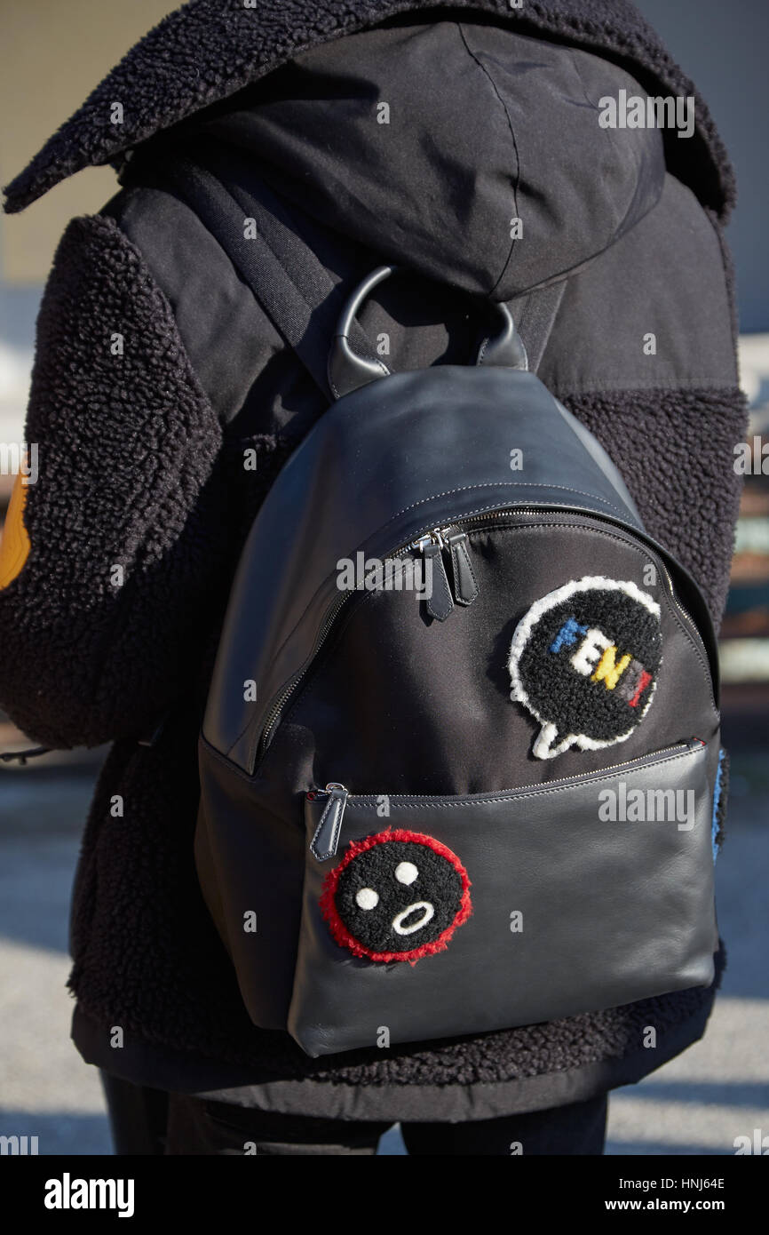 MILAN - janvier 15 : Femme avec Fendi sac à dos noir et une veste avant de Dirk Bikkembergs fashion show, Milan Fashion Week street style le 15 janvier 20 Banque D'Images